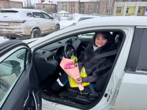 В Нурлате сотрудники Госавтоинспекции поздравили автоледи с 8 Марта, остановив их… букетами цветов