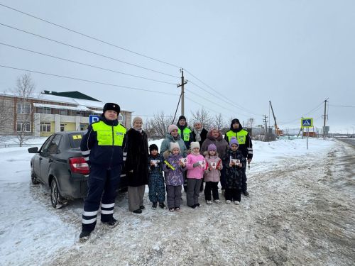 В Нурлате сотрудники Госавтоинспекции поздравили автоледи с 8 Марта, остановив их… букетами цветов