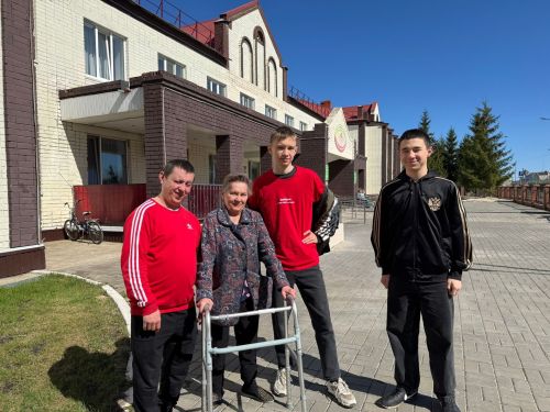 Школьники из Нурлата подарили общение постояльцам дома престарелых