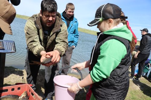В Нурлате в девятый раз прошла масштабная акция по зарыблению водоема