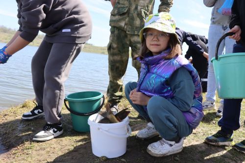 В Нурлате в девятый раз прошла масштабная акция по зарыблению водоема