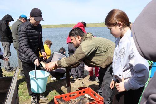 В Нурлате в девятый раз прошла масштабная акция по зарыблению водоема