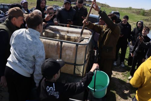 В Нурлате в девятый раз прошла масштабная акция по зарыблению водоема