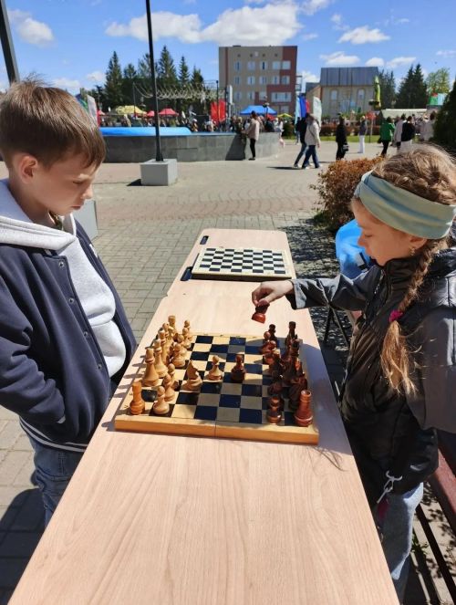 Шахматы и шашки на центральной площади: интеллектуальный праздник в День Победы