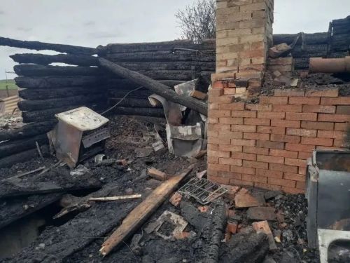 Пожар в Красномайском уничтожил дом и постройки: ущерб 3 млн рублей