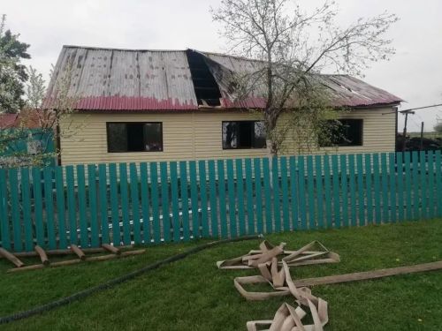 Пожар в Красномайском уничтожил дом и постройки: ущерб 3 млн рублей