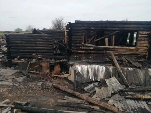 Пожар в Красномайском уничтожил дом и постройки: ущерб 3 млн рублей