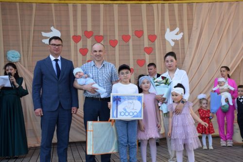 В Нурлате отметили Международный день семьи чествованием золотых юбиляров и многодетных