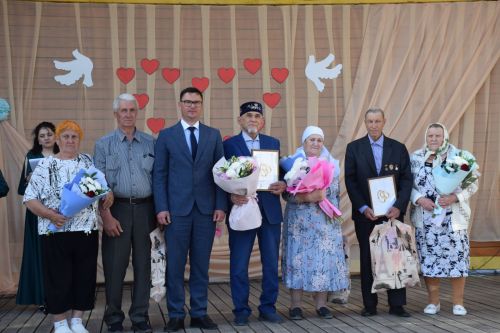 В Нурлате отметили Международный день семьи чествованием золотых юбиляров и многодетных