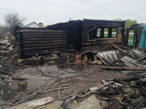 Пожар в Красномайском уничтожил дом и постройки: ущерб 3 млн рублей