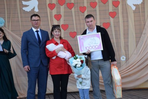 В Нурлате отметили Международный день семьи чествованием золотых юбиляров и многодетных