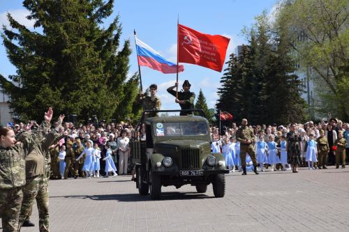 Слезы радости, «Народный хор» и «Паровоз Победы»: как Нурлат отпраздновал День Победы