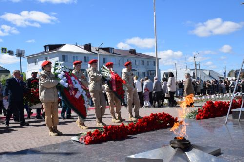 Слезы радости, «Народный хор» и «Паровоз Победы»: как Нурлат отпраздновал День Победы