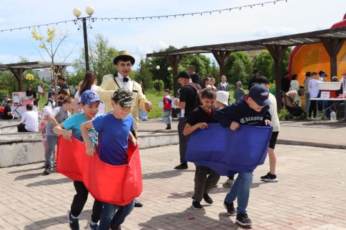 В центральном парке Нурлата ярко и весело отметили День защиты детей
