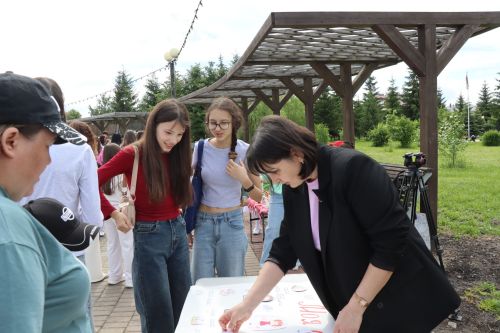В центральном парке Нурлата ярко и весело отметили День защиты детей