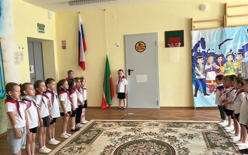 С флагом и гимном: в детском саду «Буратино» отметили День России