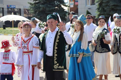 Единство народов: в Нурлате ко Дню России состоялся Парад дружбы