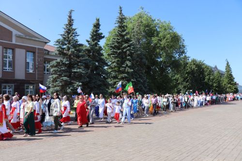 Единство народов: в Нурлате ко Дню России состоялся Парад дружбы