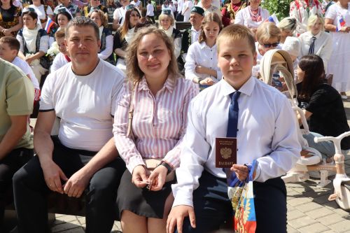 Дамир Ишкинеев вручил паспорта юным гражданам в День России