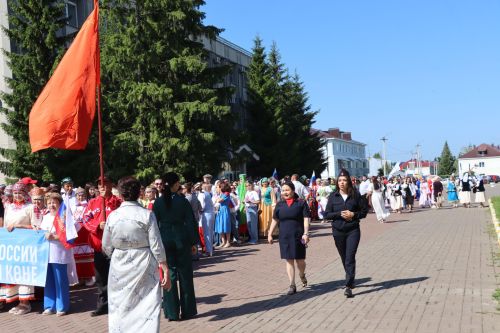 Единство народов: в Нурлате ко Дню России состоялся Парад дружбы