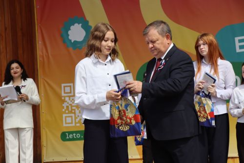 Дамир Ишкинеев вручил паспорта юным гражданам в День России