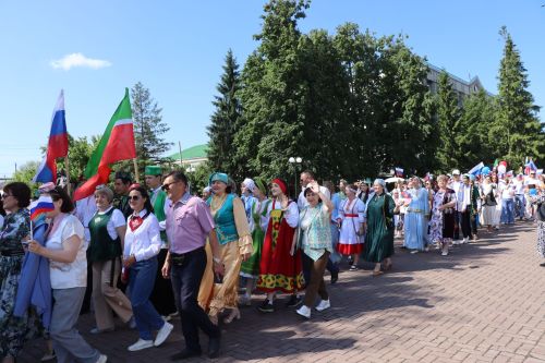Единство народов: в Нурлате ко Дню России состоялся Парад дружбы