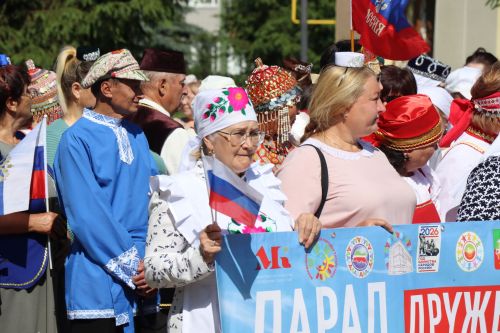 Единство народов: в Нурлате ко Дню России состоялся Парад дружбы