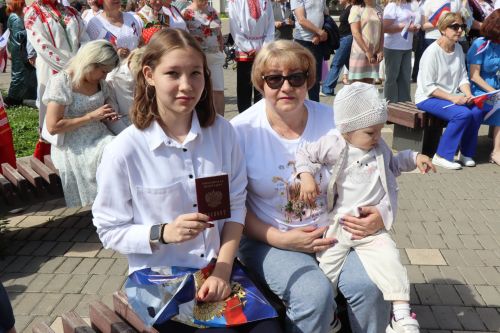 Дамир Ишкинеев вручил паспорта юным гражданам в День России