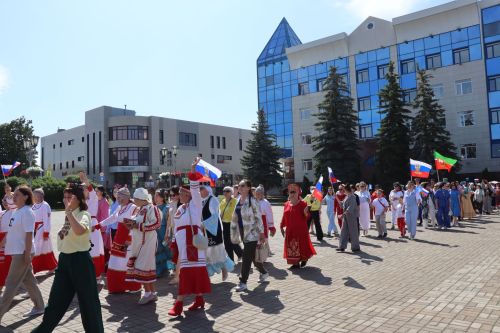 Единство народов: в Нурлате ко Дню России состоялся Парад дружбы
