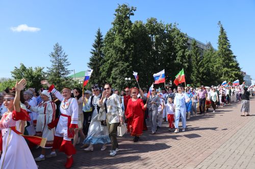 Единство народов: в Нурлате ко Дню России состоялся Парад дружбы