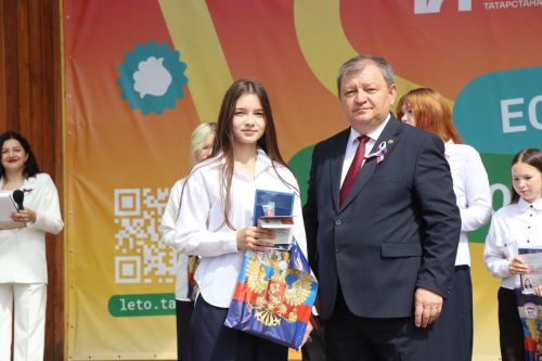 Дамир Ишкинеев вручил паспорта юным гражданам в День России