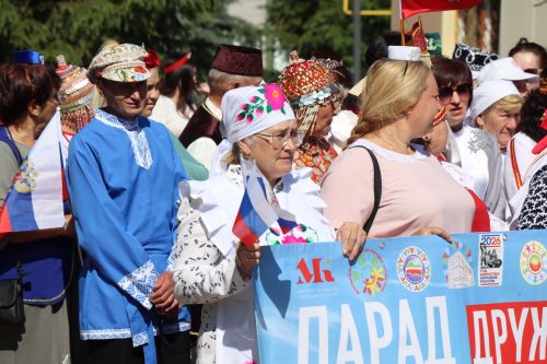 Единство народов: в Нурлате ко Дню России состоялся Парад дружбы