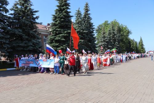 Единство народов: в Нурлате ко Дню России состоялся Парад дружбы