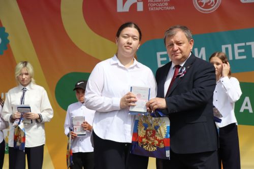 Дамир Ишкинеев вручил паспорта юным гражданам в День России
