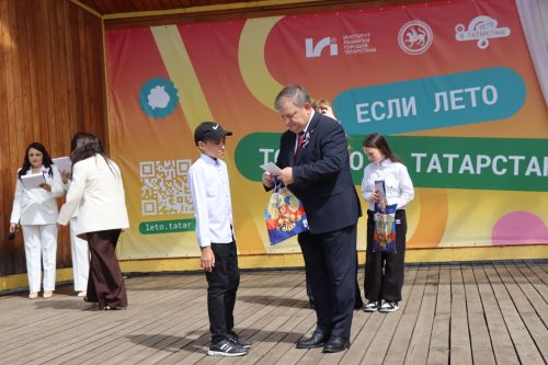 Дамир Ишкинеев вручил паспорта юным гражданам в День России