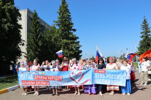 Единство народов: в Нурлате ко Дню России состоялся Парад дружбы
