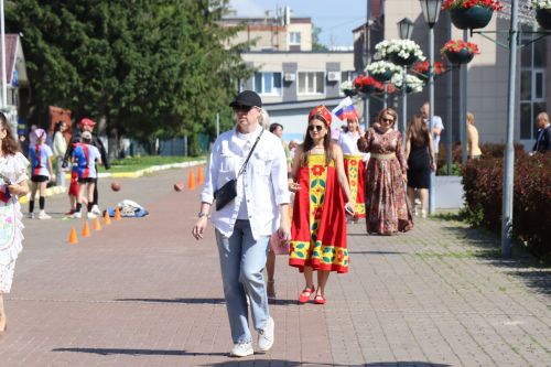 Единство народов: в Нурлате ко Дню России состоялся Парад дружбы