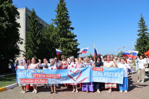Единство народов: в Нурлате ко Дню России состоялся Парад дружбы