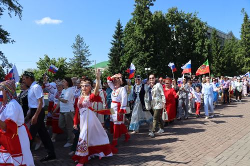 Единство народов: в Нурлате ко Дню России состоялся Парад дружбы