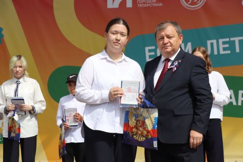 Дамир Ишкинеев вручил паспорта юным гражданам в День России