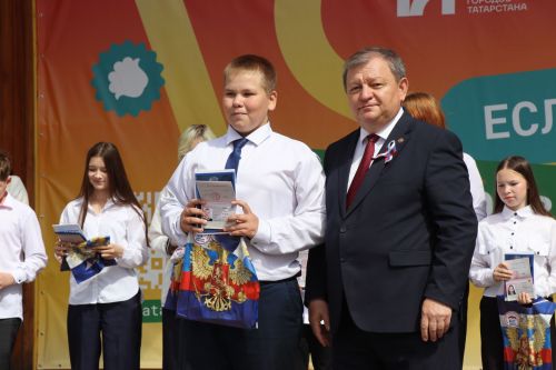 Дамир Ишкинеев вручил паспорта юным гражданам в День России