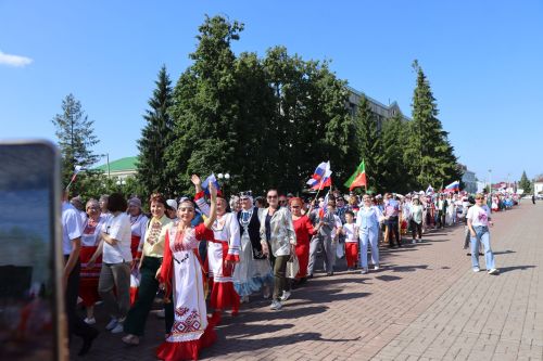 Единство народов: в Нурлате ко Дню России состоялся Парад дружбы