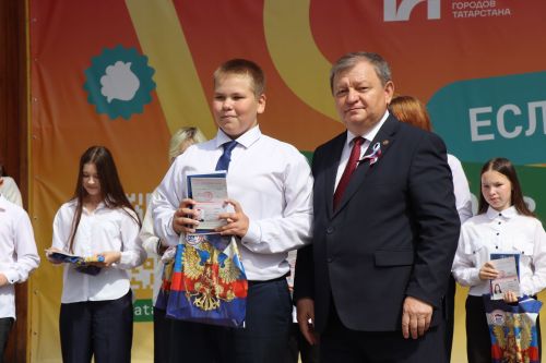 Дамир Ишкинеев вручил паспорта юным гражданам в День России