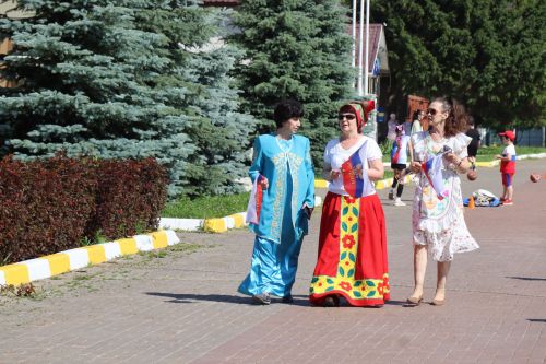 Единство народов: в Нурлате ко Дню России состоялся Парад дружбы