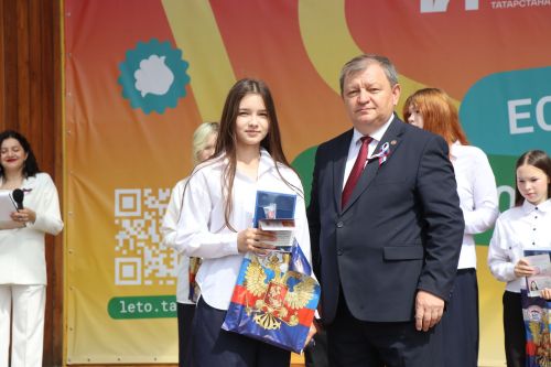 Дамир Ишкинеев вручил паспорта юным гражданам в День России