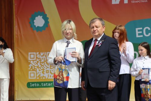 Дамир Ишкинеев вручил паспорта юным гражданам в День России