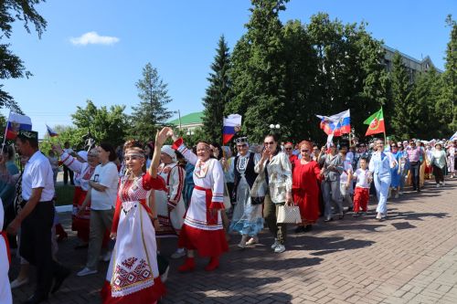 Единство народов: в Нурлате ко Дню России состоялся Парад дружбы