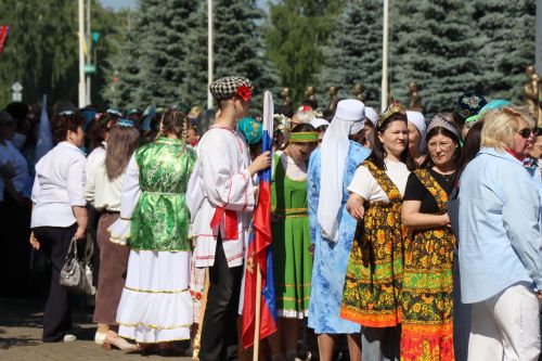 Единство народов: в Нурлате ко Дню России состоялся Парад дружбы