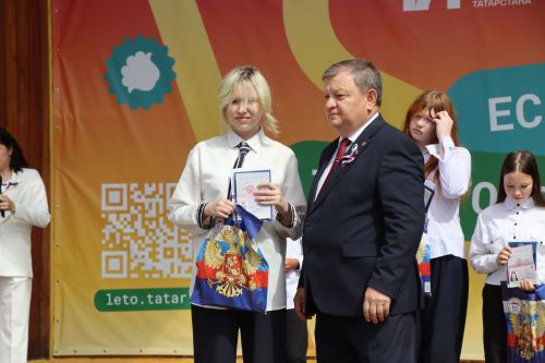 Дамир Ишкинеев вручил паспорта юным гражданам в День России