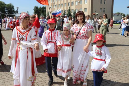 День России в Нурлате отметили масштабным хороводом дружбы